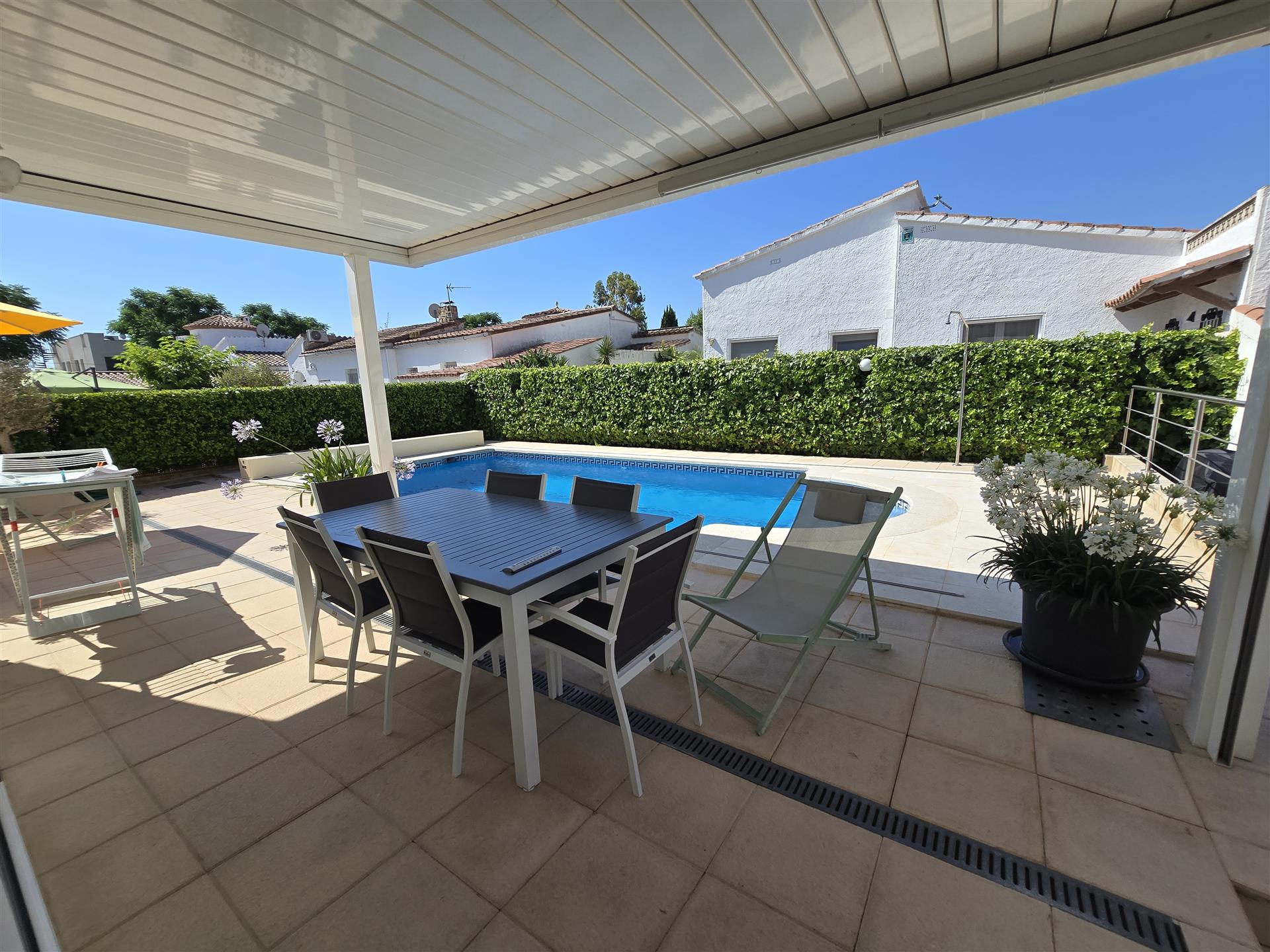 House with 4 bedrooms, pool, tourist license, and nearby mooring rentals