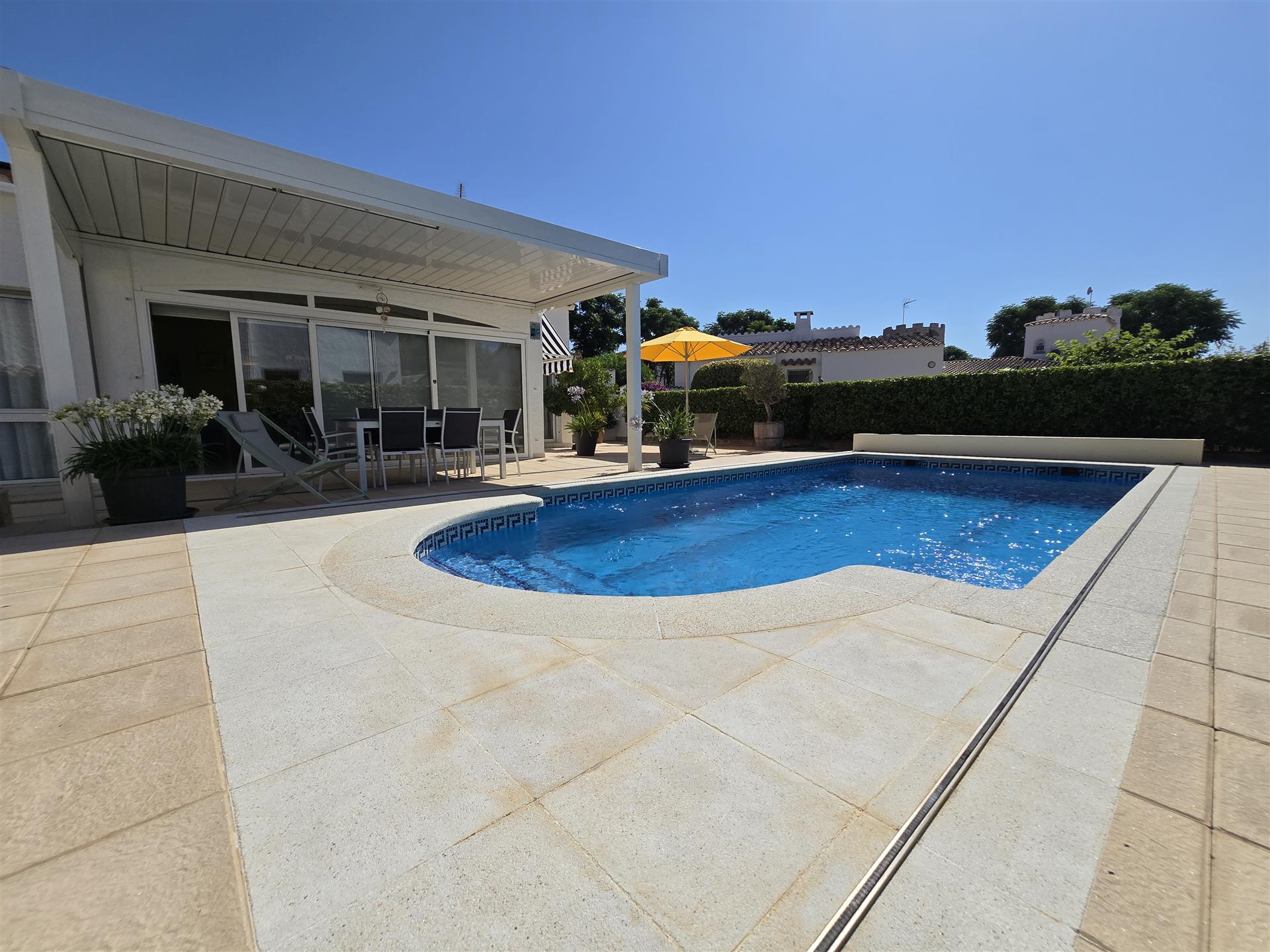 House with 4 bedrooms, pool, tourist license, and nearby mooring rentals