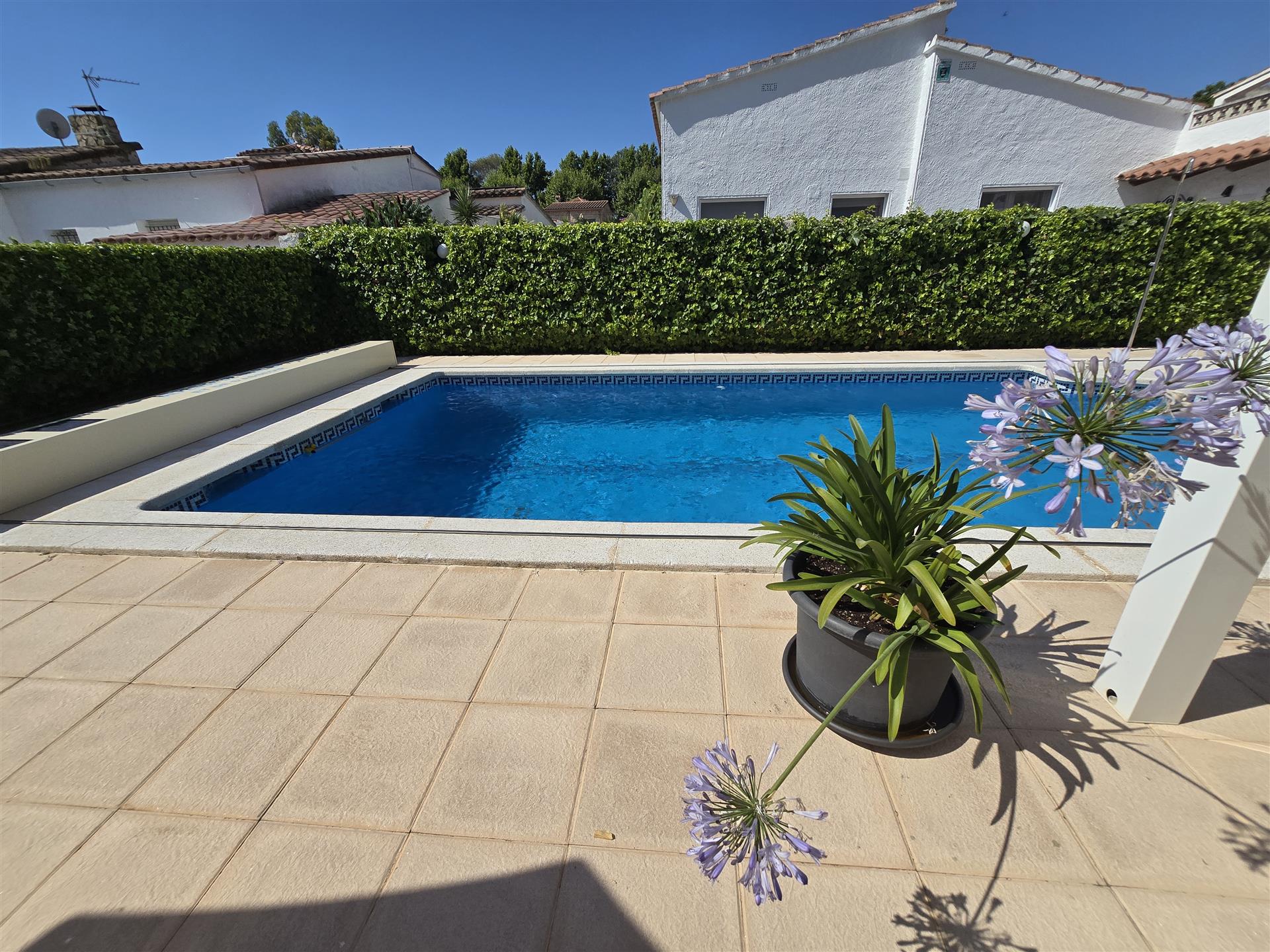 House with 4 bedrooms, pool, tourist license, and nearby mooring rentals
