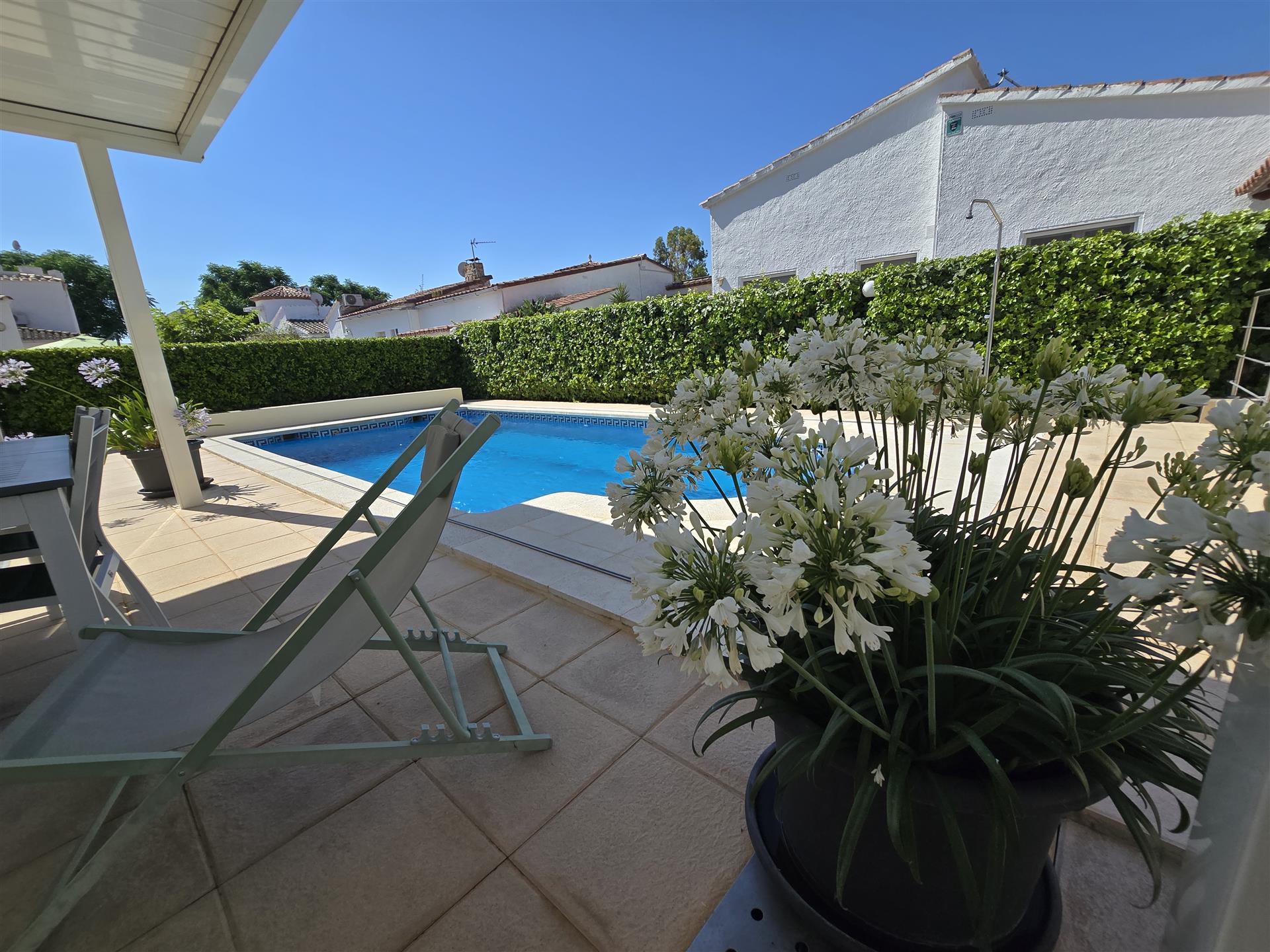 House with 4 bedrooms, pool, tourist license, and nearby mooring rentals