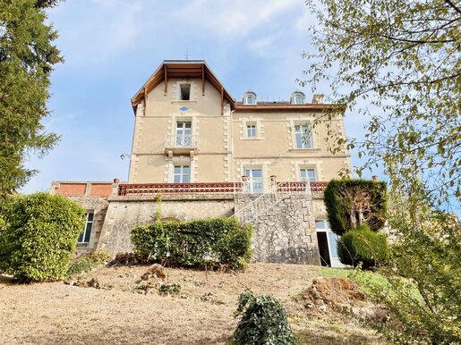 Maison 7 pièces 230 m² · à L'Isle-Jourdain · 230 m² · 270 000 €
