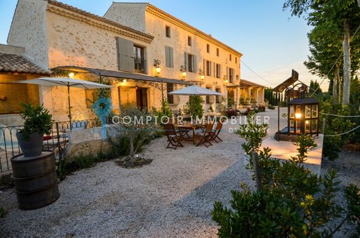 Maison 11 pièces 400 m² · à Vallabrègues · 400 m² · 2 340 000 €