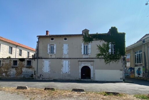 Maison 10 pièces 330 m² · à Angoulême · 330 m² · 630 000 €