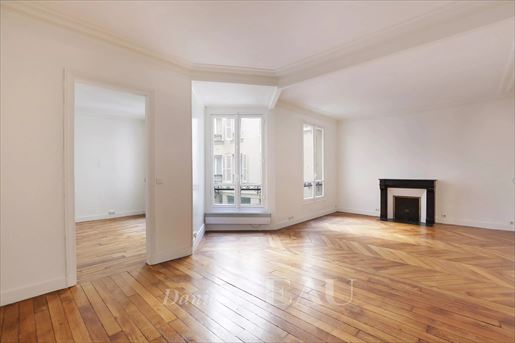 2 pièces 53 m² · à Paris 8ème · 53 m² · 560 000 €