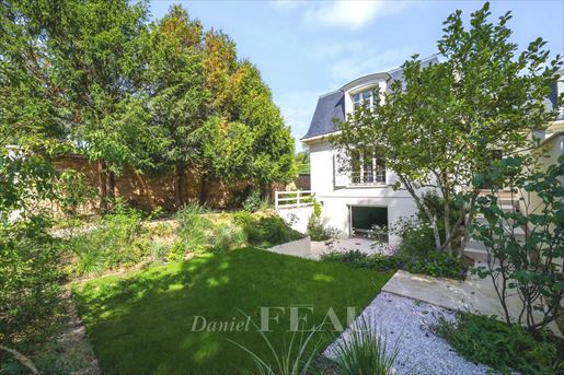 6 pièces 256 m² · à Versailles · 256 m² · 1 895 000 €