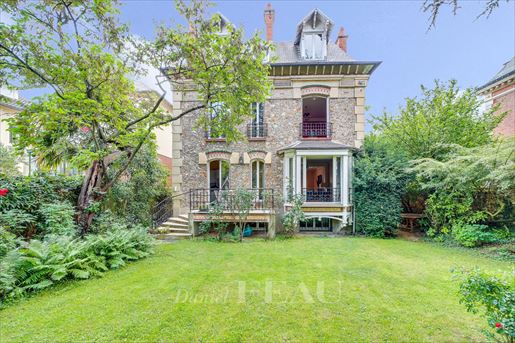 Maison 9 pièces 240 m² · à Versailles · 240 m² · 2 590 000 €