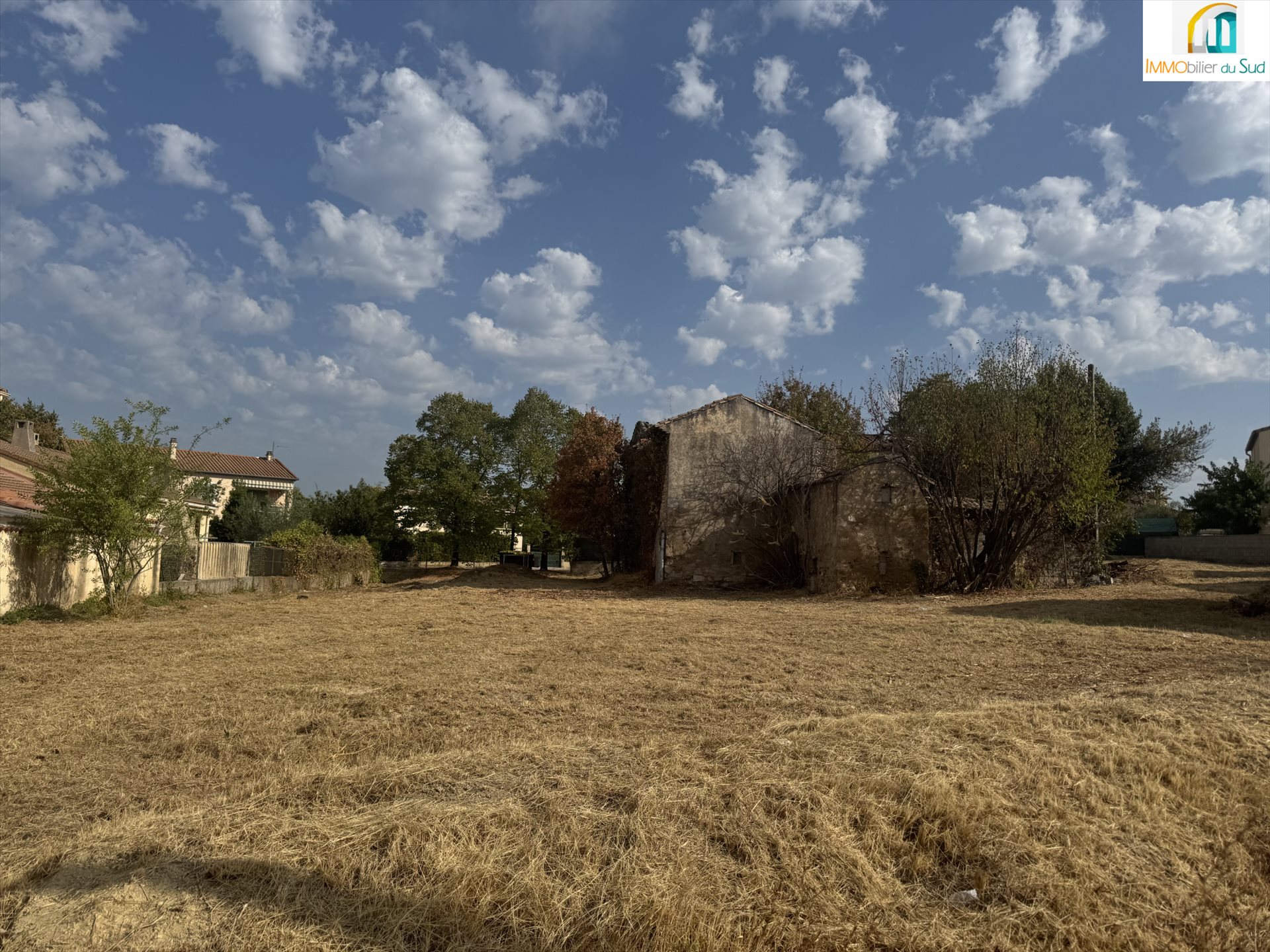 Building plot of 1922 m2 with ruinous mas
