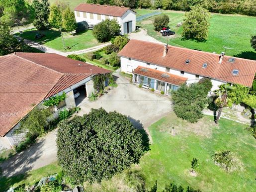 6 pièces 375 m² · à Saint-Sylvestre-sur-Lot · 375 m² · 477 000 €