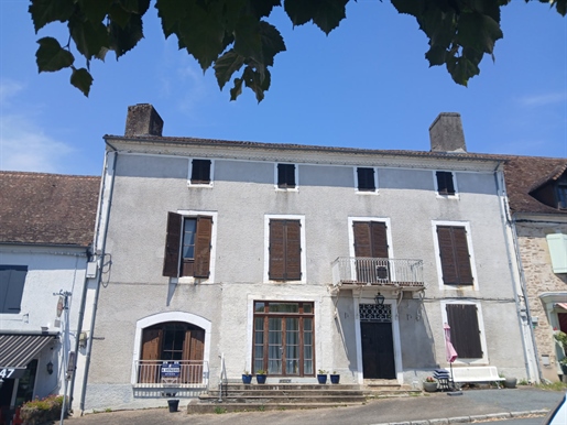 Maison 14 pièces 212 m² · à Jumilhac-le-Grand · 212 m² · 275 600 €