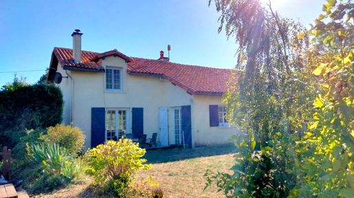 Maison 171 m² · à Usson-du-Poitou · 171 m² · 179 000 €