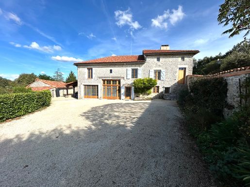 Maison 240 m² · à Poursac · 240 m² · 349 999 €