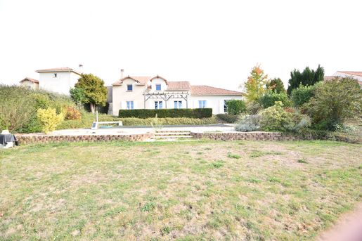 Maison 7 pièces 206 m² · à Rouzède · 206 m² · 334 600 €