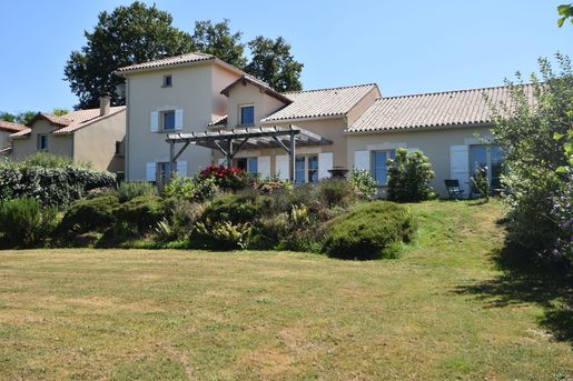 Maison 6 pièces 210 m² · à Rouzède · 210 m² · 263 700 €