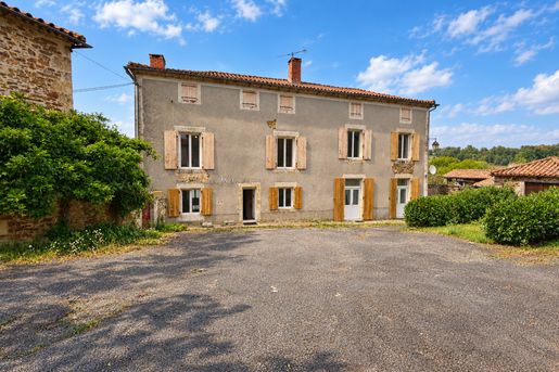 Maison 6 pièces 184 m² · à Cherves-Châtelars · 184 m² · 148 800 €