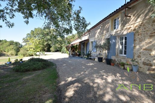 Maison 11 pièces 321 m² · à Montbron · 321 m² · 525 000 €