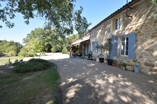 Maison 11 pièces 321 m² · à Montbron · 321 m² · 525 000 €