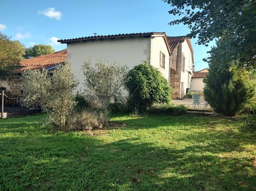Maison 9 pièces 210 m² · à Montbron · 210 m² · 240 000 €
