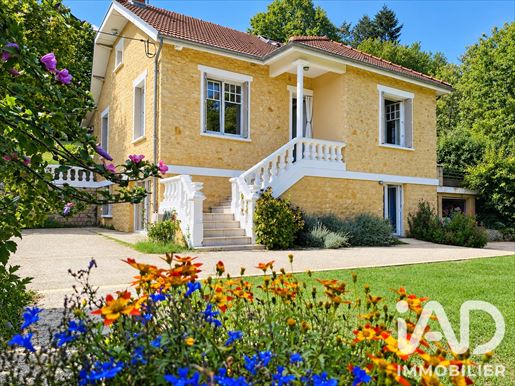 8 pièces 194 m² · à Sarlat-la-Canéda · 194 m² · 488 250 €