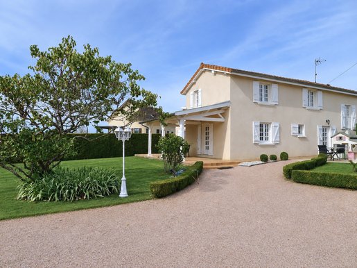 Maison 6 pièces 166 m² · à Charlieu · 166 m² · 349 000 €
