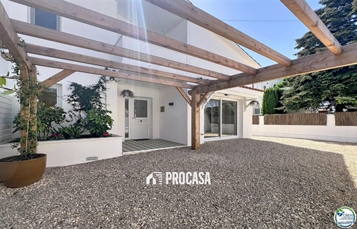 Maison rénovée avec 5 chambres et licence touristique à Empuriabrava secteur PeniMaison rénovée avec