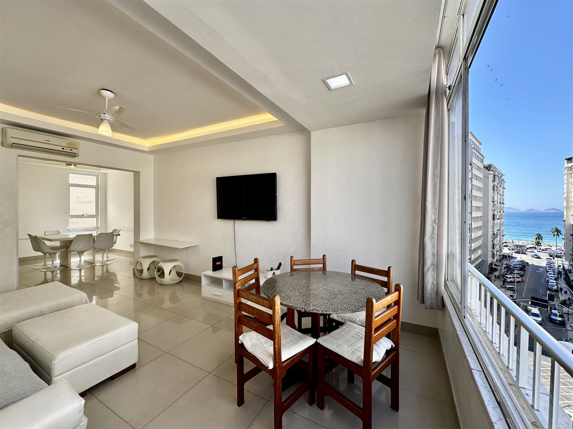 Apartamento com Vistas Parciais para o Mar em Copacabana