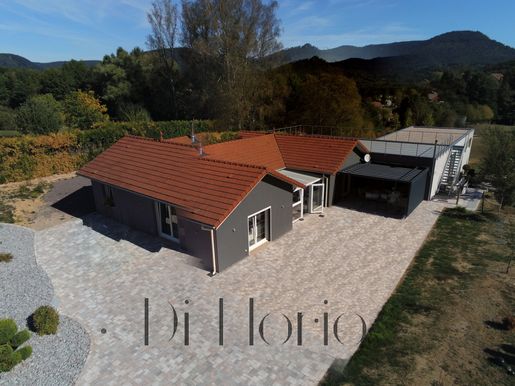 Maison 8 pièces 244 m² · à Taintrux · 244 m² · 909 000 €