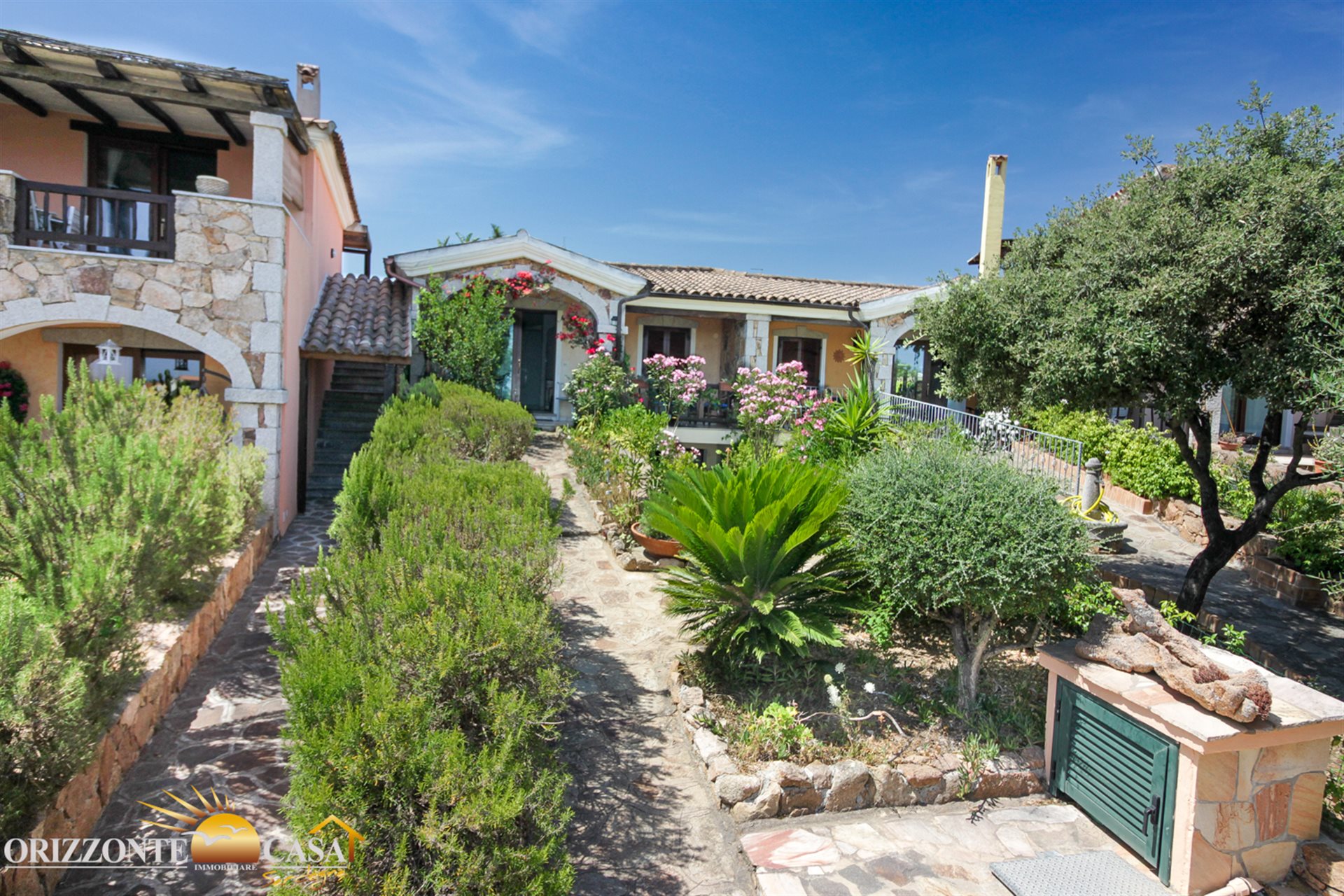 Sardinie, mezonet s výhledem na moře v Porto San Paolo