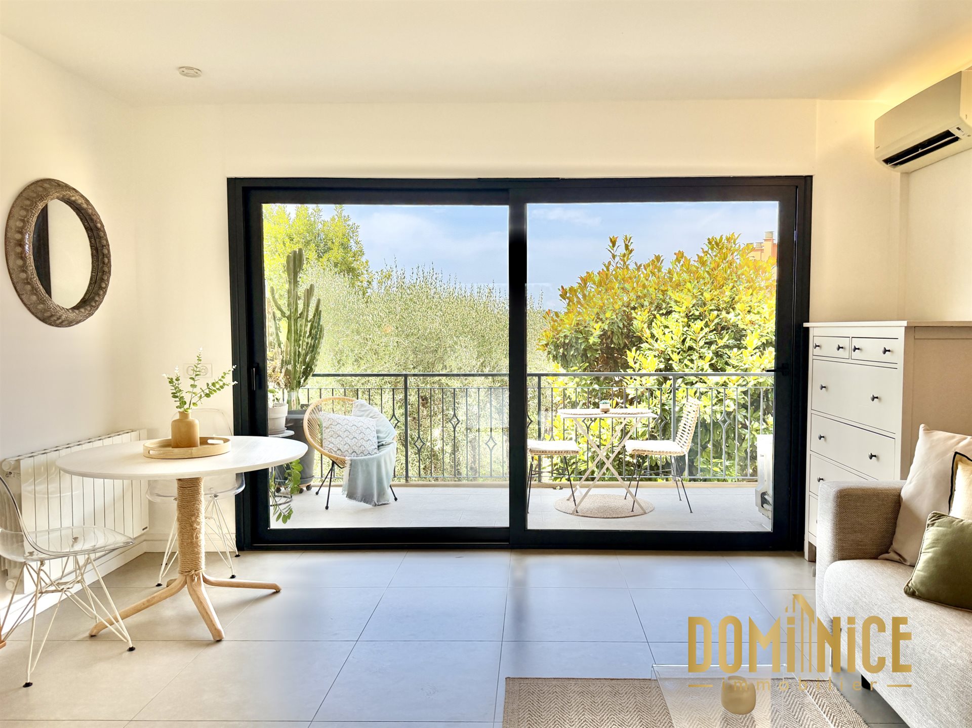 Superb studio apartment with a terrace, 8 m², completely quiet and south-facing - Widok 4