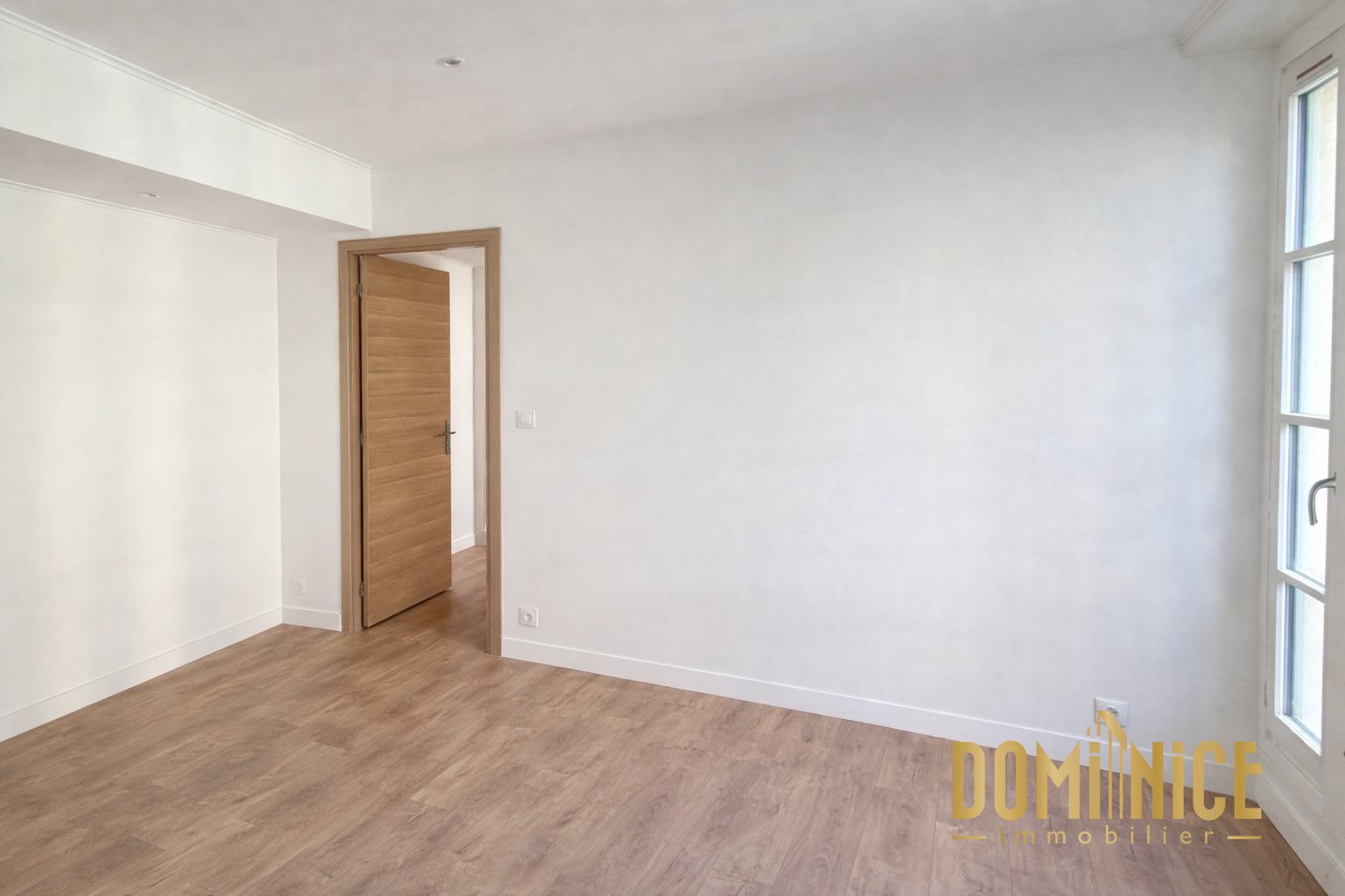 Nice City Centre Renovated 2-Bedroom Apartment with balcony Premium Location Wilson... - Vue 2