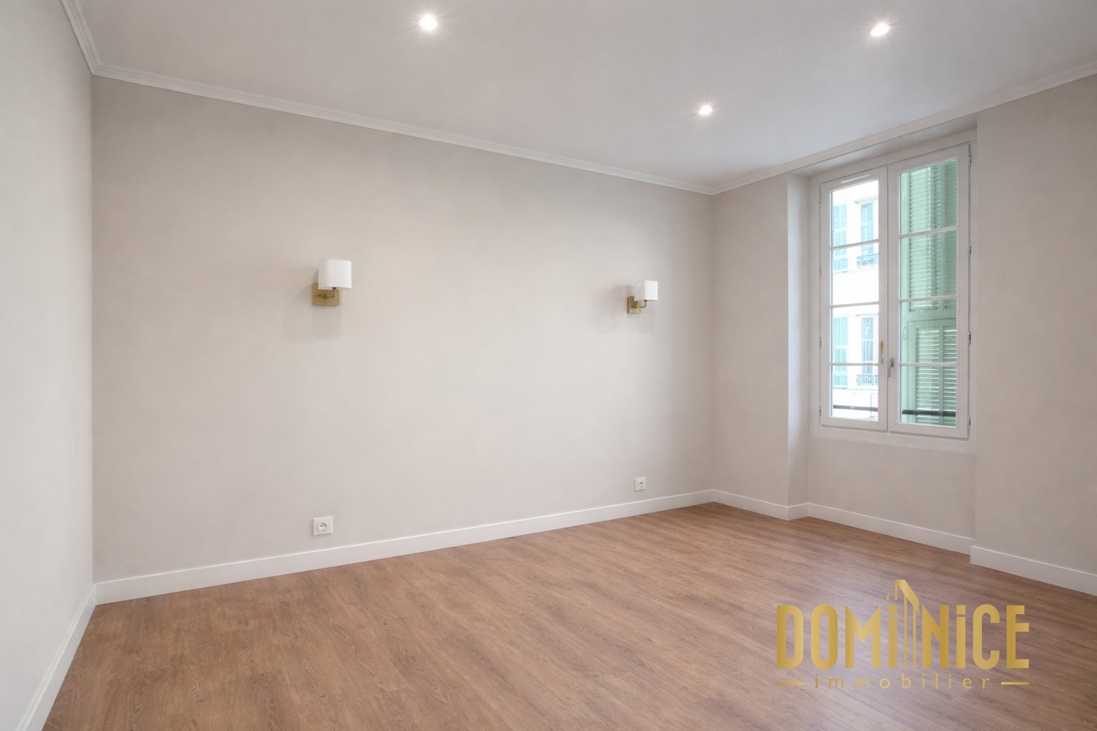 Nice City Centre Renovated 2-Bedroom Apartment with balcony Premium Location Wilson... - Vue 3