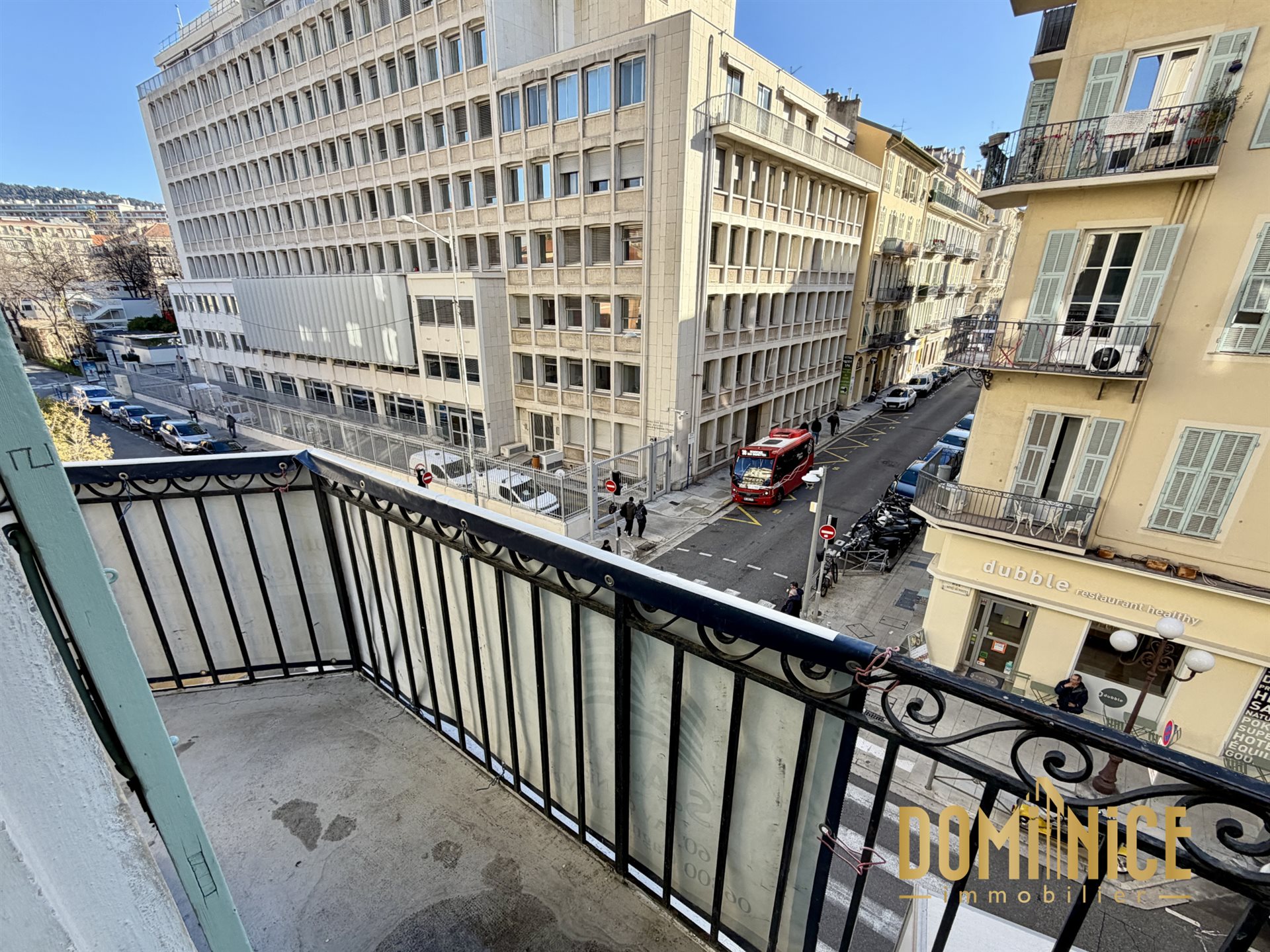 Nice City Centre Renovated 2-Bedroom Apartment with balcony Premium Location Wilson... - Vue 4