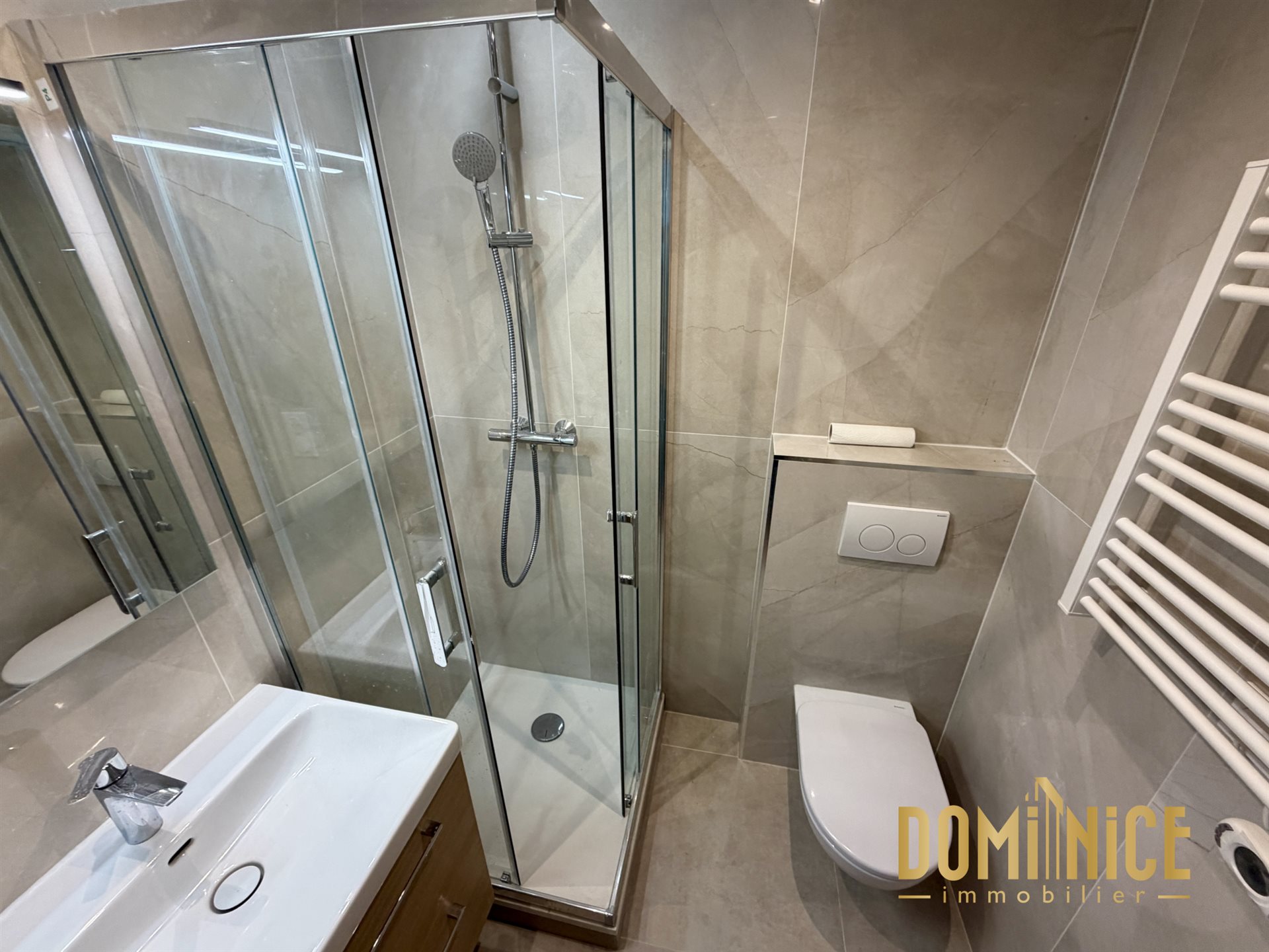 Nice City Centre Renovated 2-Bedroom Apartment with balcony Premium Location Wilson... - Vue 5