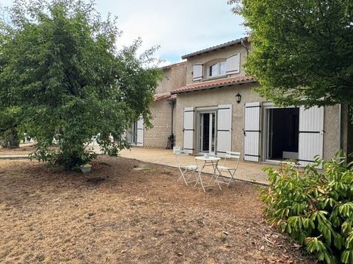 Maison 8 pièces 284 m² · à Neuville de Poitou · 284 m² · 579 000 €