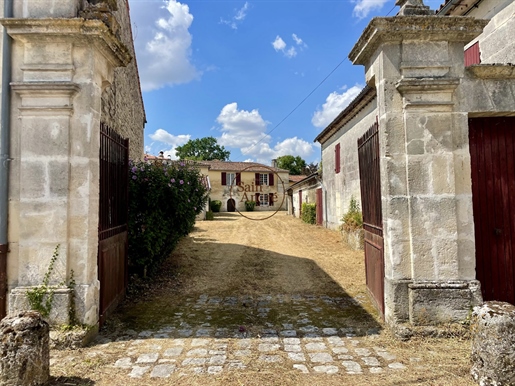 Maison 11 pièces 600 m² · à Jarnac · 600 m² · 699 000 €