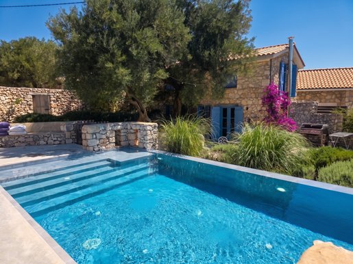 Charmante villa en pierre rénovée avec piscine dans les collines de Peligoni