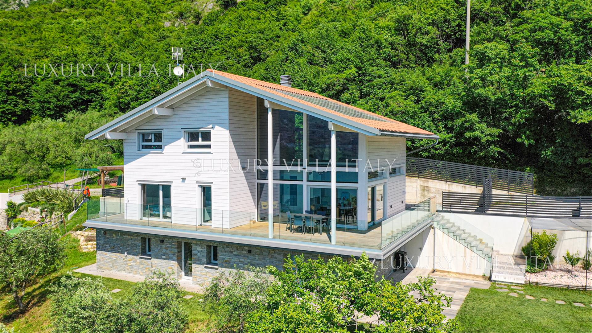 Eco-Sustainable Wooden Villa on Lake Iseo