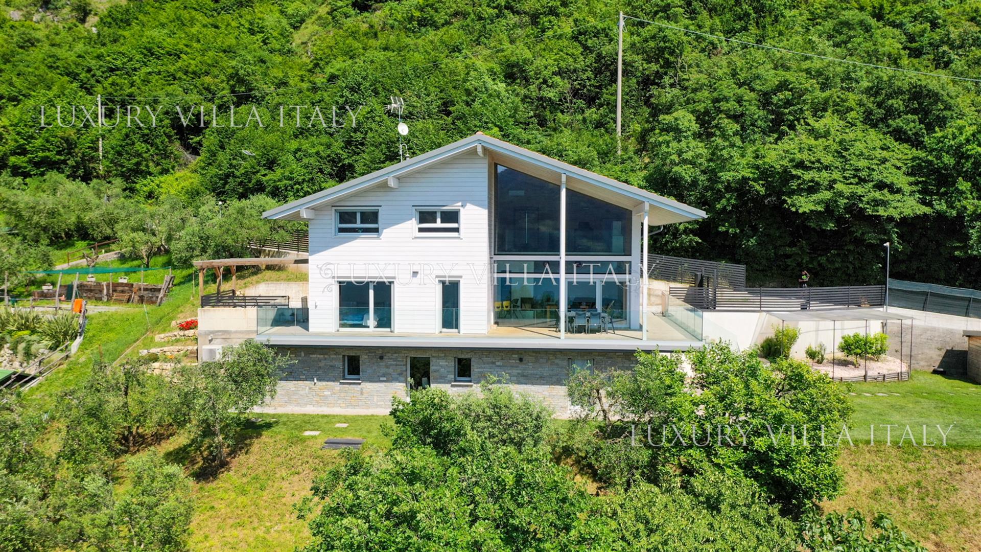 Eco-Sustainable Wooden Villa on Lake Iseo