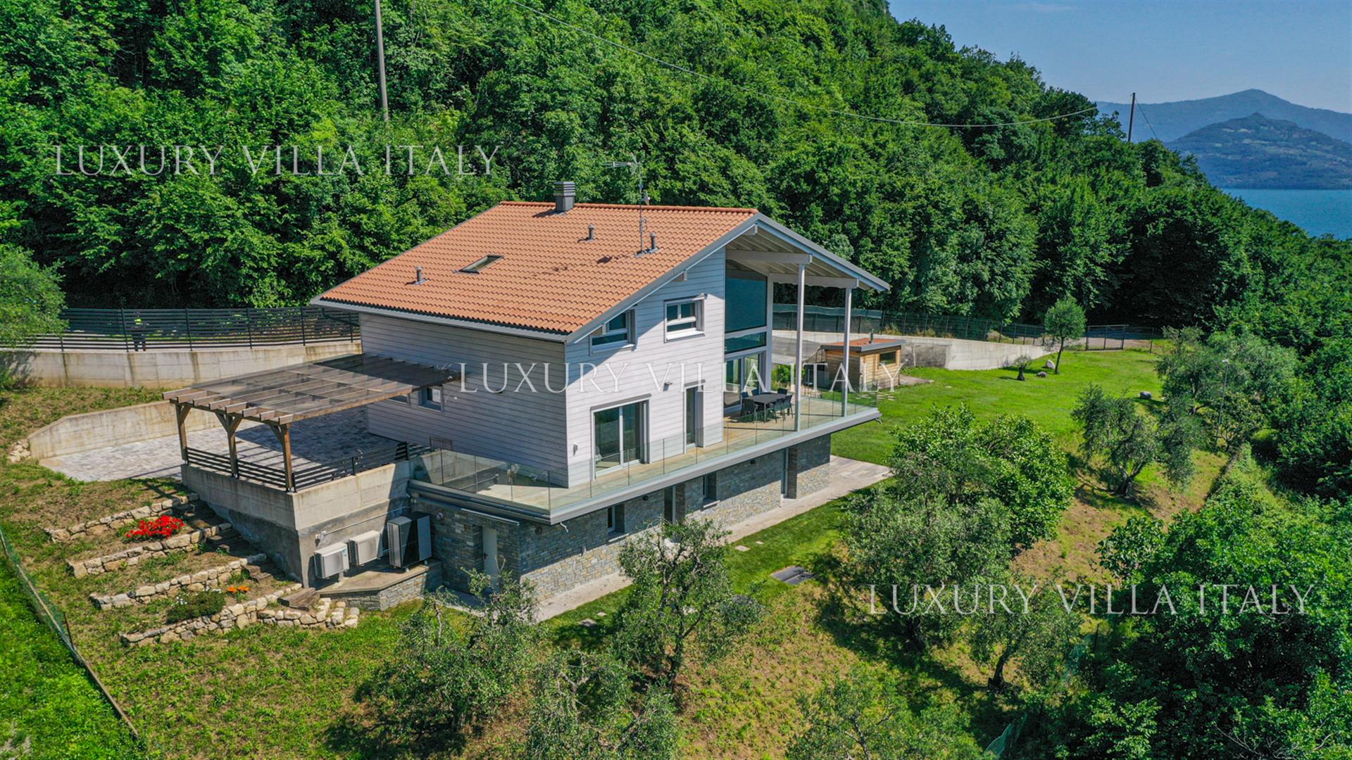 Eco-Sustainable Wooden Villa on Lake Iseo