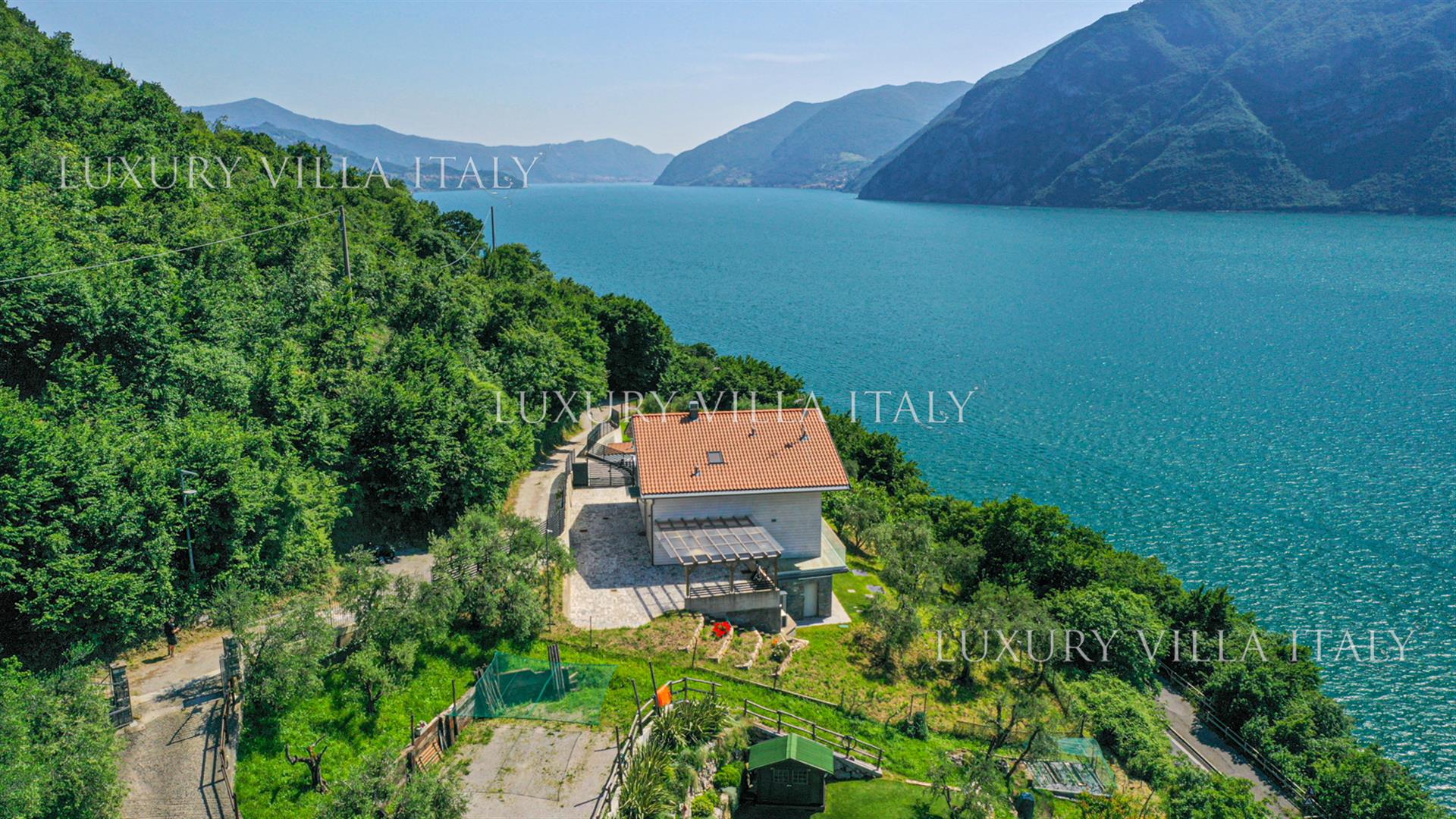 Eco-Sustainable Wooden Villa on Lake Iseo