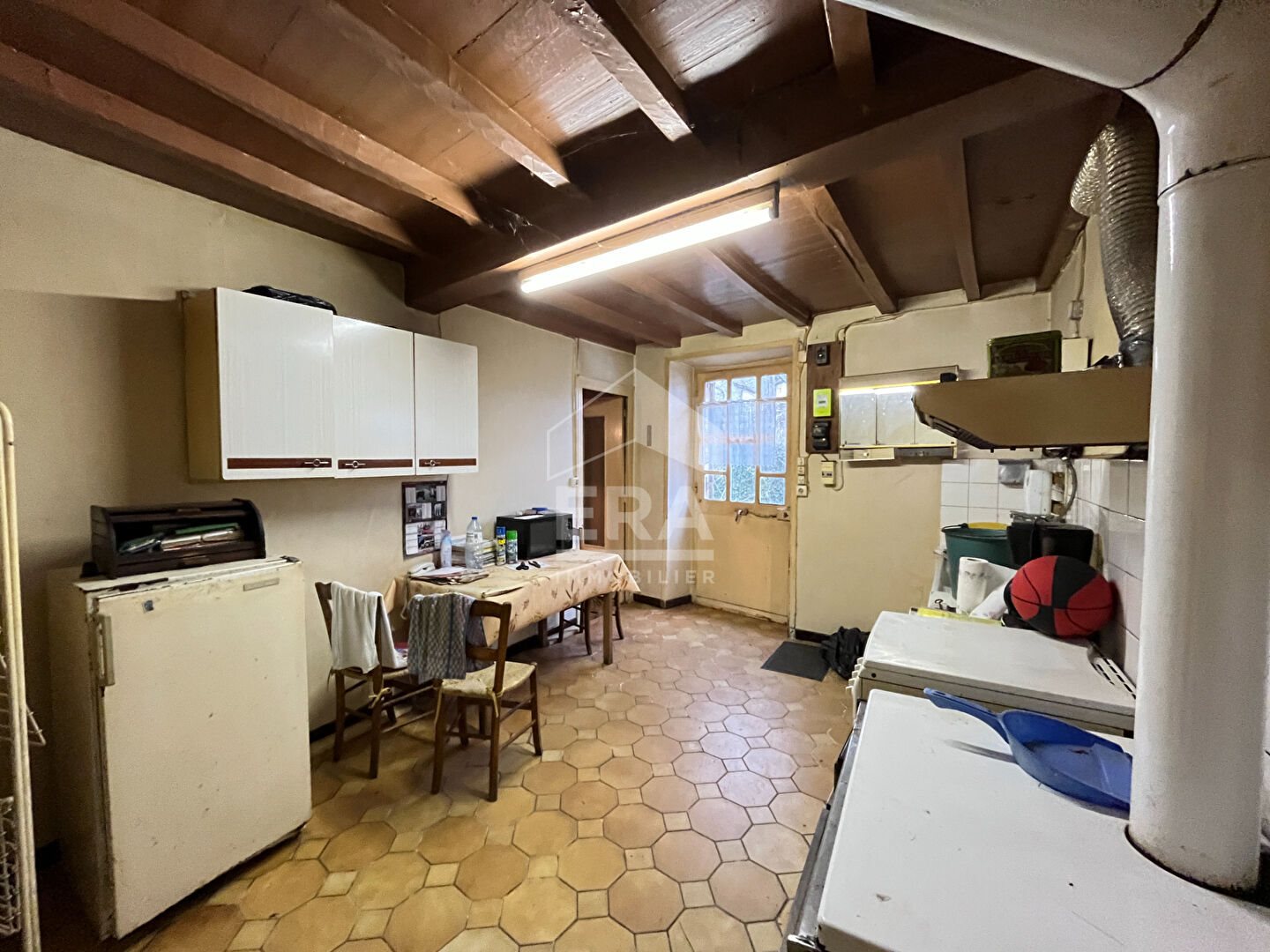 For Sale: Renovation Project Stone House with Two Barns and 2000 m² of Buildable Land - Vue 2