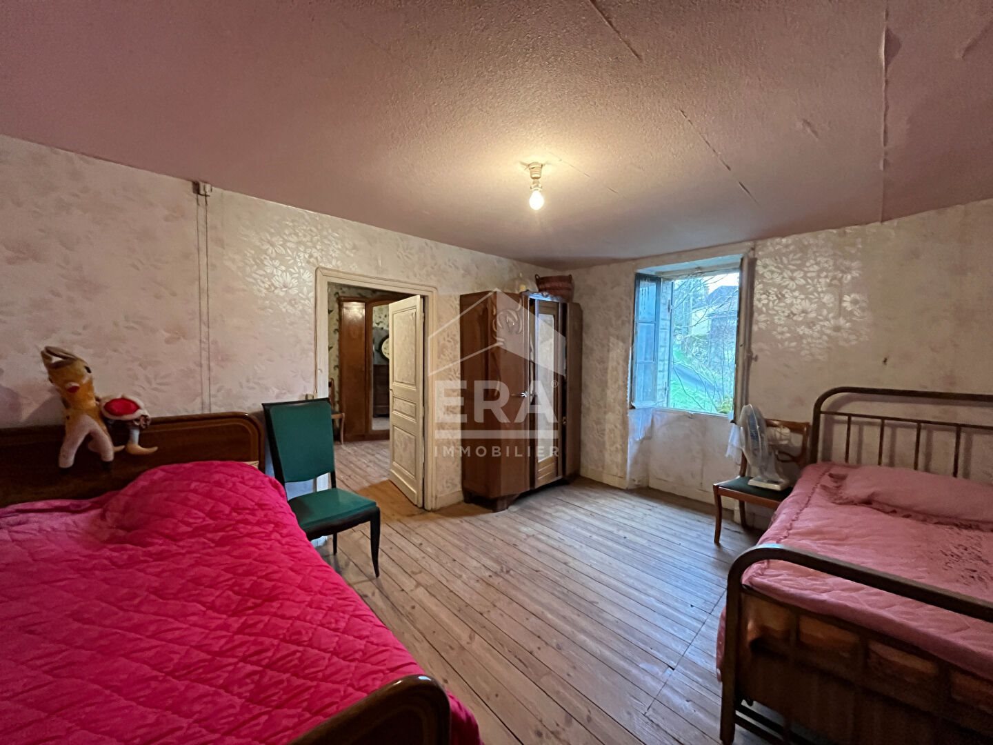 For Sale: Renovation Project Stone House with Two Barns and 2000 m² of Buildable Land - Vue 4