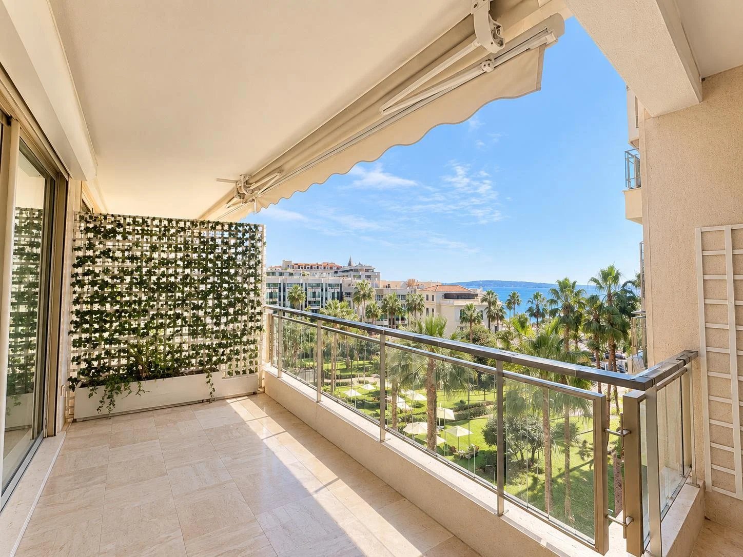 Cannes Croisette – Prestigious 165 m² Four-Room Apartment with Sea View