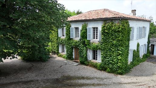 Maison 10 pièces 380 m² · à Fauillet · 380 m² · 300 000 €