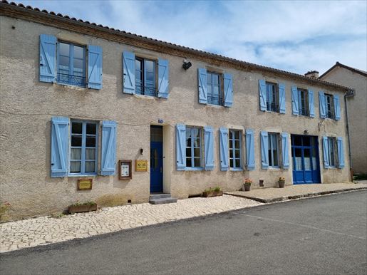 8 pièces 277 m² · à Charroux · 277 m² · 287 000 €