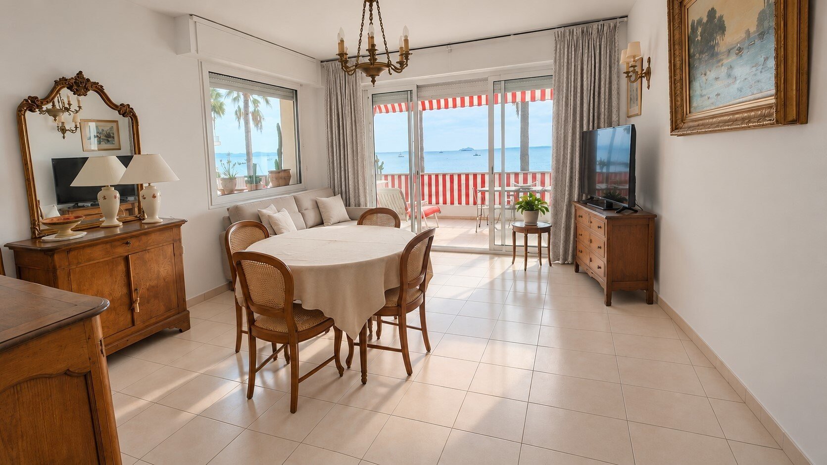 JUAN-LES-PINS SEAFRONT - Corner apartment, 3 rooms, 71 m2 - Ground floor garage
