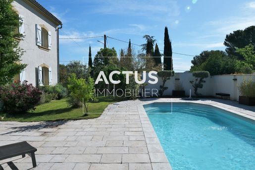 Maison 10 pièces 227 m² · à Lamanon · 227 m² · 730 000 €