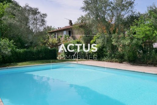 Maison 10 pièces 408 m² · à Lamanon · 408 m² · 990 000 €