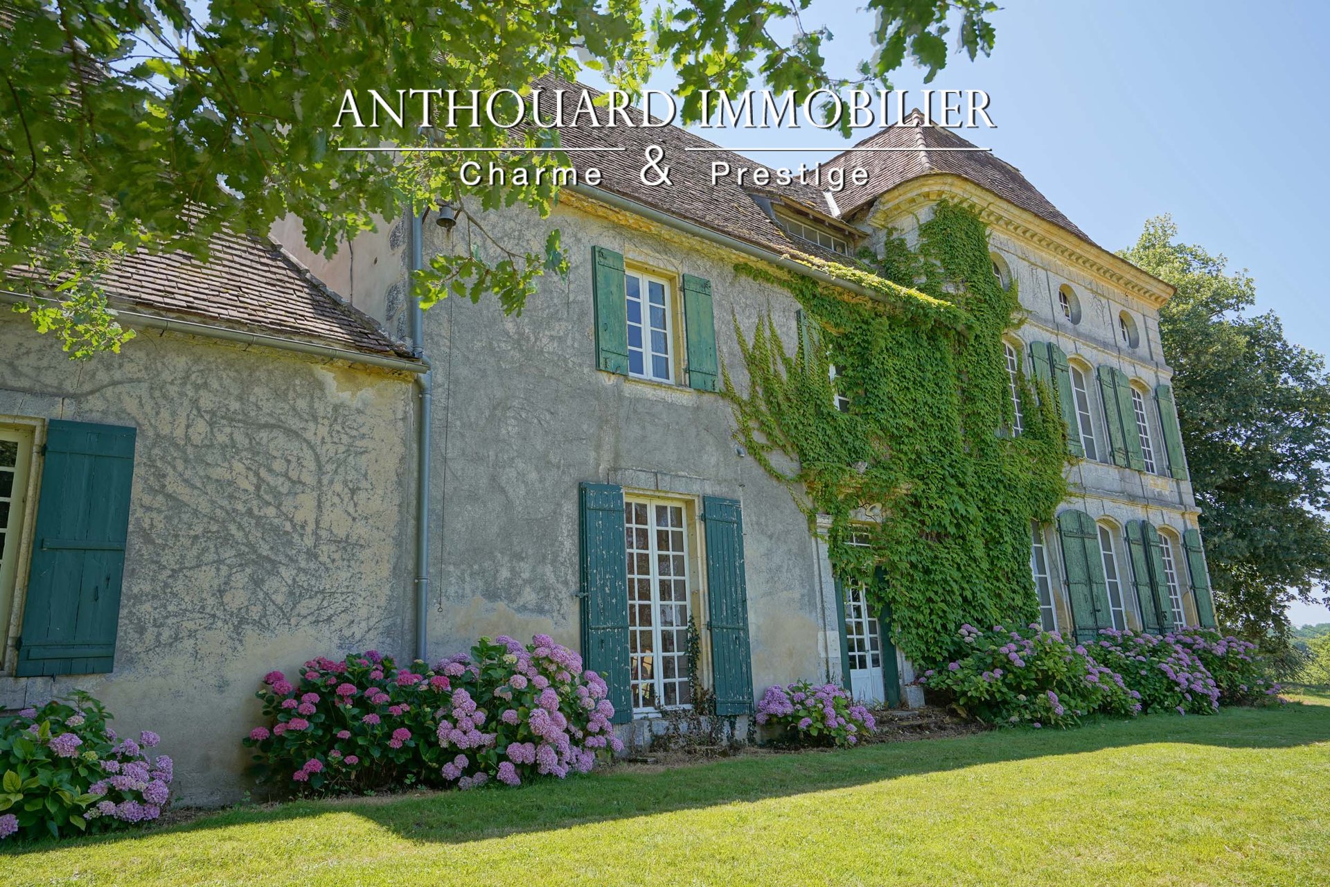 18th century castle, gîte, 25ha with views