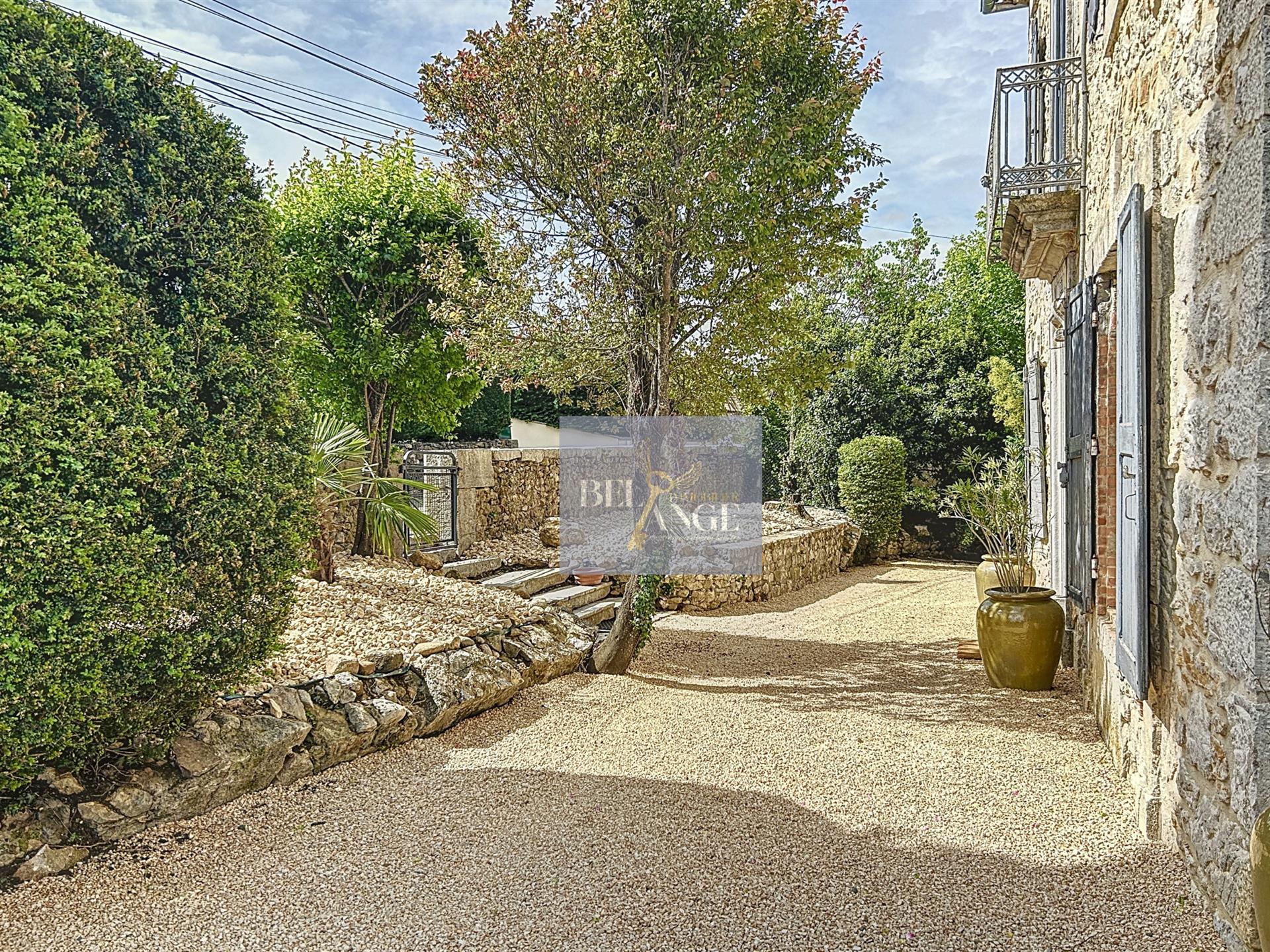 Maison à vendre, 360m², Vallon-Pont-d'Arc