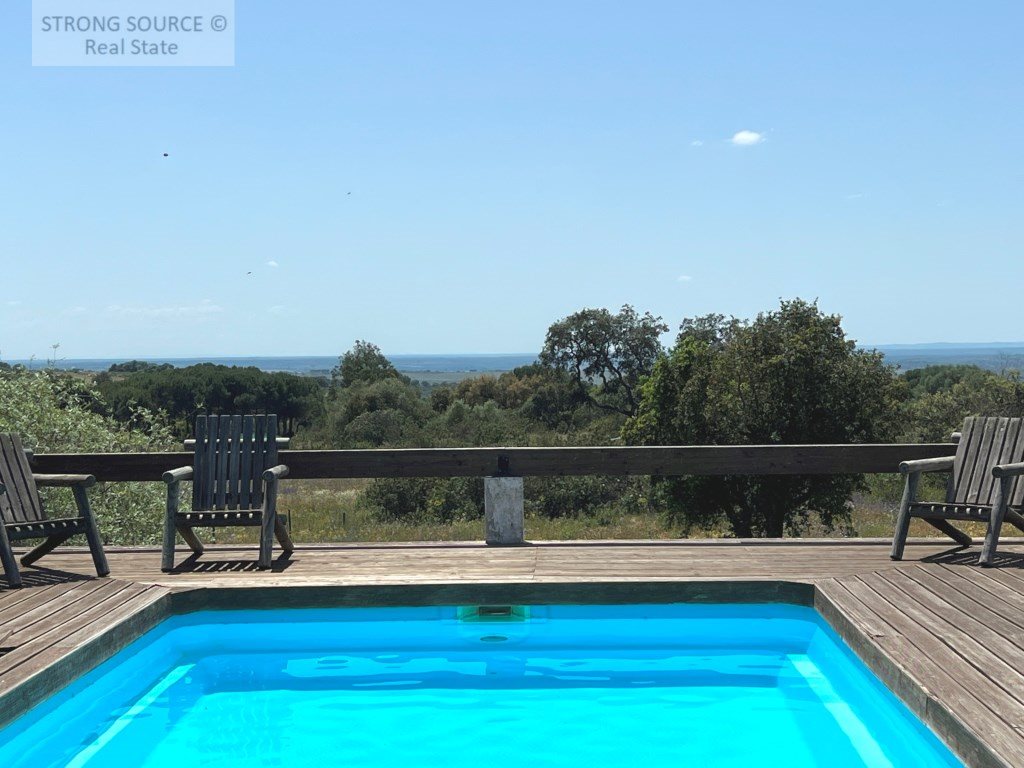 Property with 6 bedroom villa with 400 m2 in Monte Alentejano with access to a dam, land with 52,500